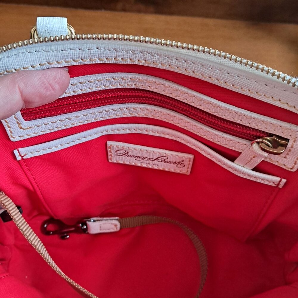 New w/o Tags Dooney & Bourke leather purse - Picture 3 of 4